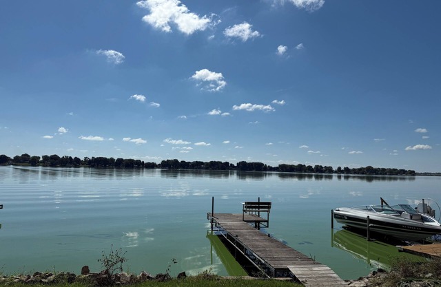 Charming 2-bedroom bungalow on Beaver Dam Lake