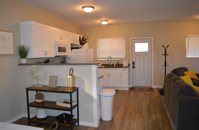 Charming 2-bedroom bungalow in tranquil Sedalia with WiFi lots of upgrades!
