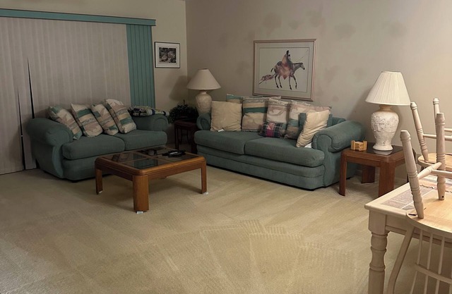 Charming 2-bedroom condo in fabulous Fort Myers. Close stores and restaurants.
