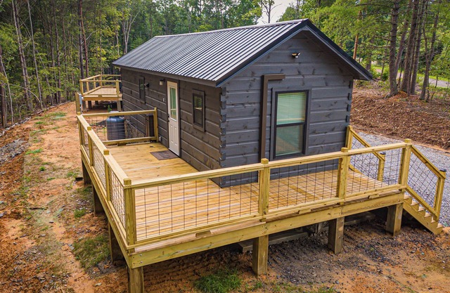 Charming 2-bedroom cabin in lovely Morganton with AC