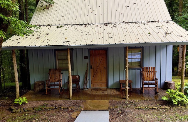 Charming 2-bedroom cabin in delightful Townsend with all the necessary amenities