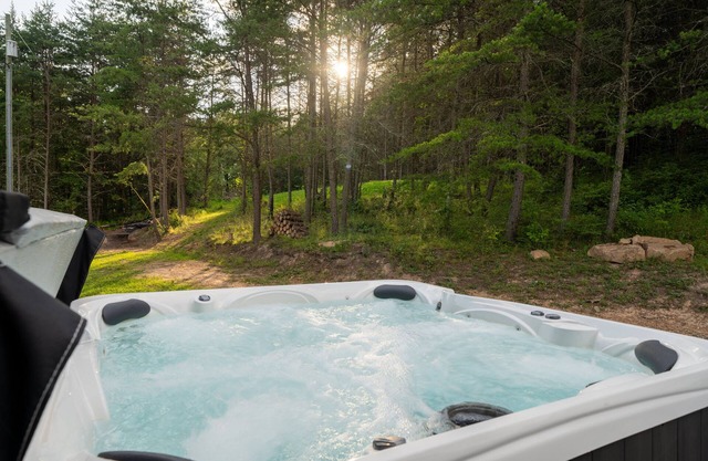 Charming 2-bedroom cabin with Hot Tub, Wi-Fi, AC in Westport