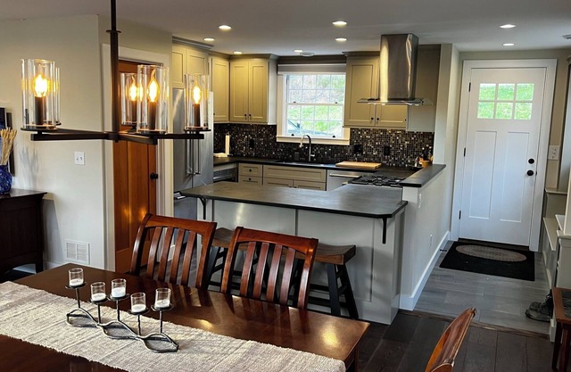 Charming 2-bedroom Cottage in welcoming Woodstock with "Chef's Kitchen"