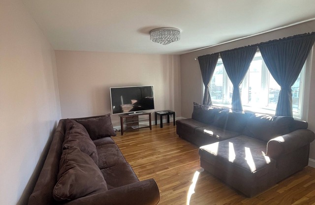 Charming 2-bedroom condo, 10 minutes from Newark airport, with private parking.