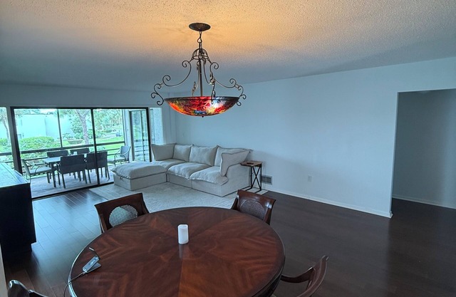 Charming 2-bedroom condo in lovely Sarasota near UTC