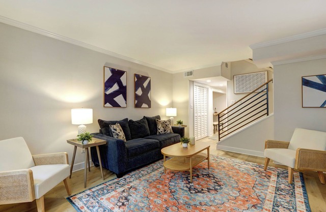 Charming 2-bedroom Condo with AC and WiFi in beautiful downtown Savannah.