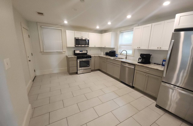 Charming 2-bedroom condo minutes from airport Boston with WiFi, AC, and laundry