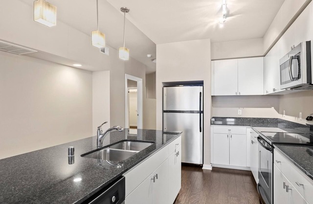 Charming 2-bedroom condo in central location with AC, WiFi in delightful Dallas