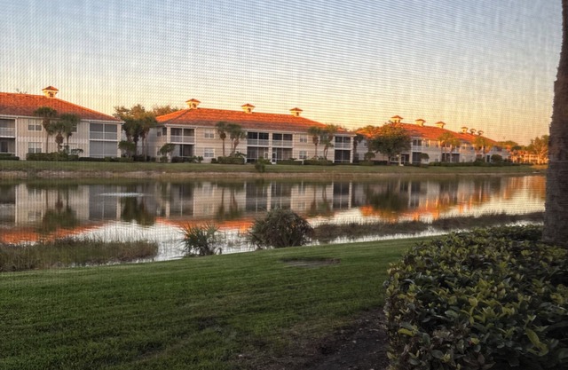 Charming 2-bedroom condo in beautiful Naples with WiFi, fitness room