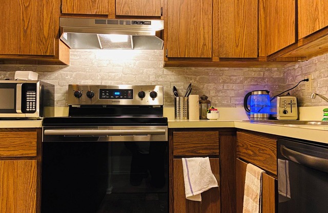 Charming 2-bedroom first floor apartment with WiFi, AC in lovely Primos