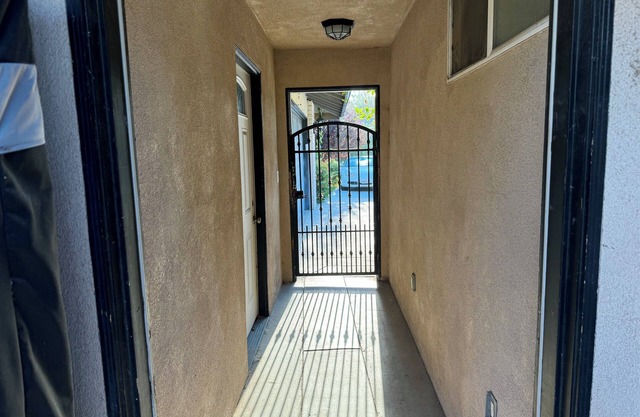 Charming 2-bedroom Guest House in Riverside with WiFi and AC