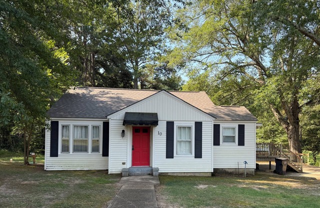 Charming 2-bedroom house 8 miles from Oxford and Ole Miss! Crib and high chair