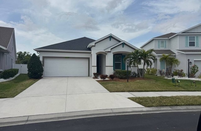 Charming 2-bedroom house in a great location in Bradenton with WiFi, AC and spa.