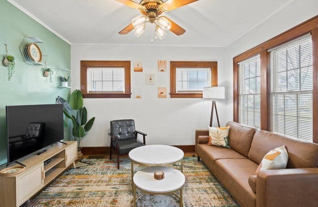 Charming 2-bedroom house with AC, WiFi in Rochester