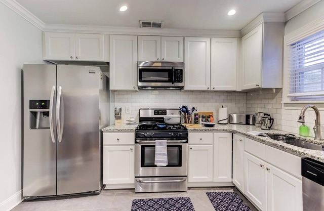Charming 2-bedroom home with FREE 12pm checkout in vibrant Memphis
