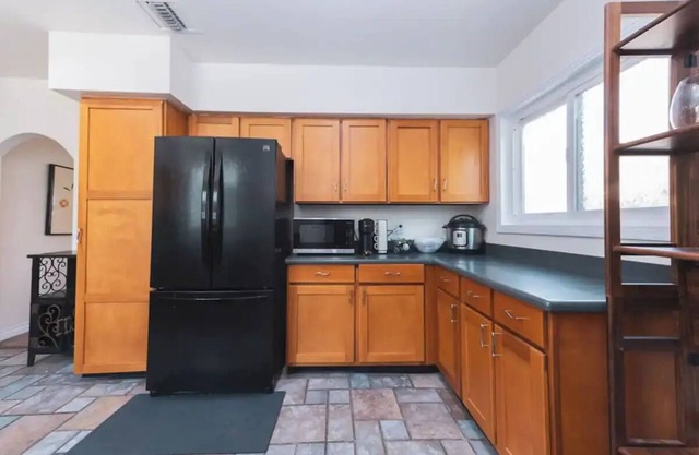 Charming 2-bedroom house in delightful Burbank with WiFi, AC