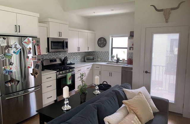 Charming 2-bedroom house with AC, WiFi in fabulous East Austin