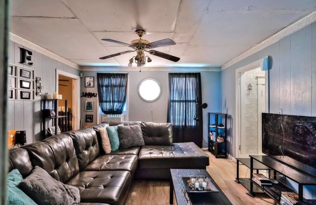 Charming 2-bedroom house in amazing Peoria with AC