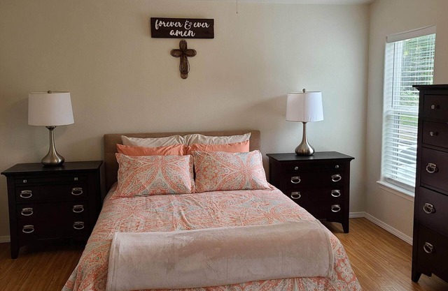 Charming 2-bedroom house in quite Randle with AC, WiFi, outdoor space and more.