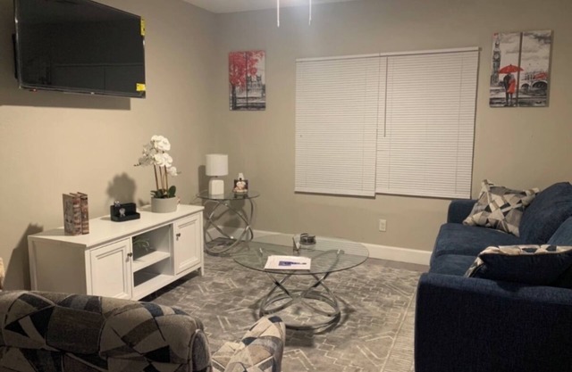 Charming 2-bedroom house with WiFi and AC in Tulsa Greenwood