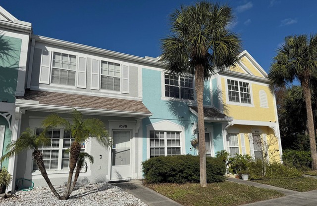 Charming 2-bedroom Key West style townhome with pool! Lakefront Serenity