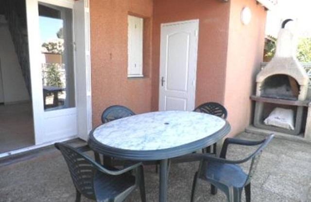 Charming 2-Bedroom Mezzanine Vacation Home with Terrace, 5 Sleeps, Near Beach, Gruissan
