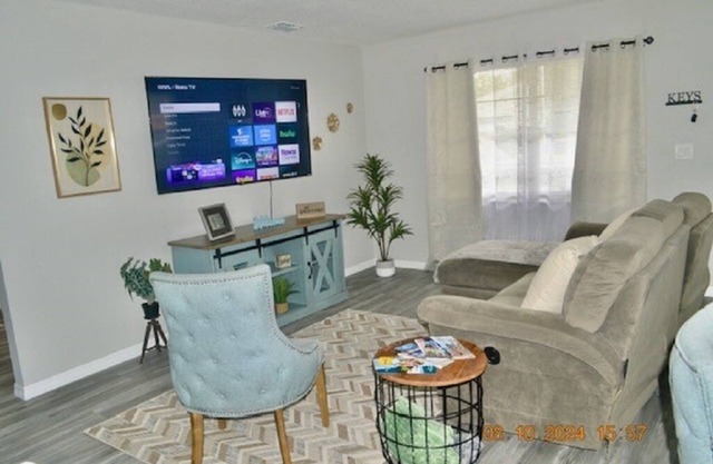 Charming 2-bedroom remodel house in welcoming St. Cloud with WiFi, AC