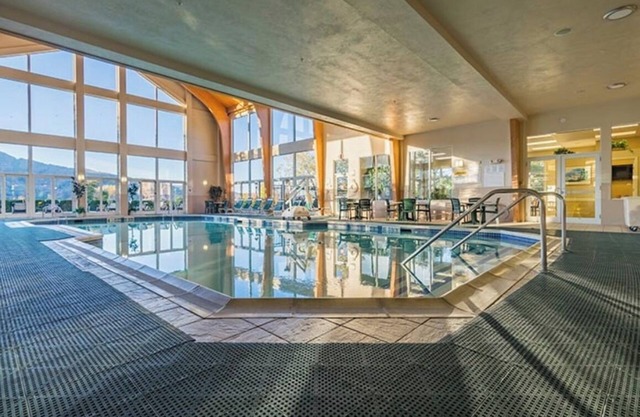 Charming 2-bedroom resort in brilliant Hancock with AC, Jetted-Tub, WiFi, Pool