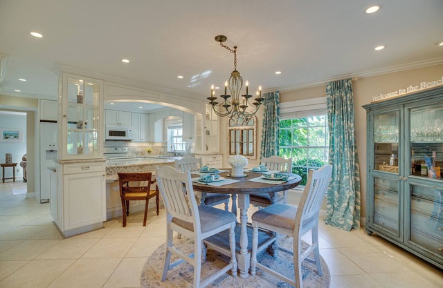 Charming 2-bedroom townhome, two blocks from beach!