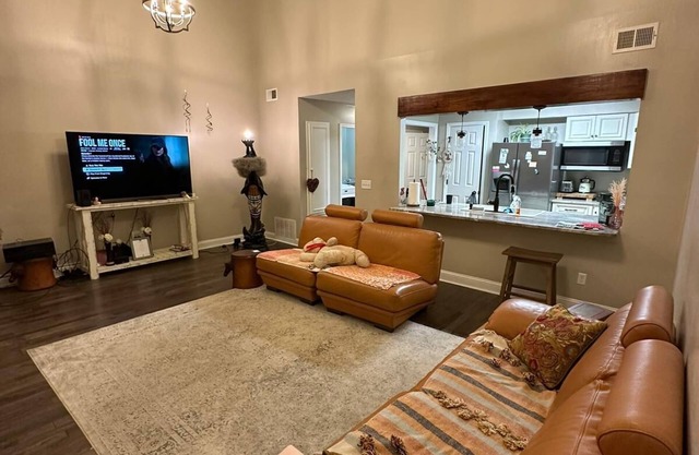 Charming 2-bedroom townhome with WiFi, AC in welcoming Columbus