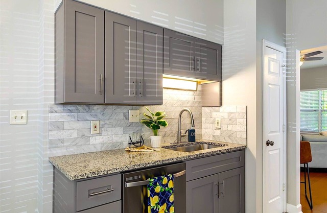 Charming 2-bedroom townhome with AC, WiFi in Kennesaw