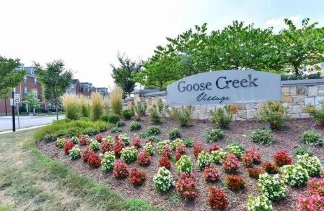 Charming 2-bedroom townhome in nice Ashburn