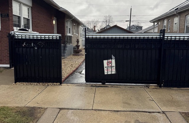 Charming 2-bedroom townhome in brilliant Chicago with WiFi, AC