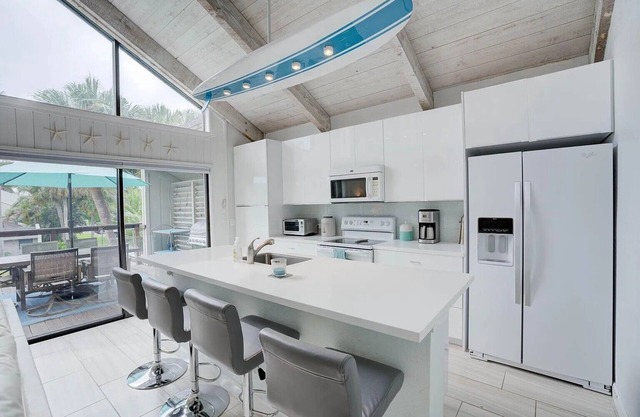 Charming 2-bedroom townhome with outdoor deck and a short walk to the beach.