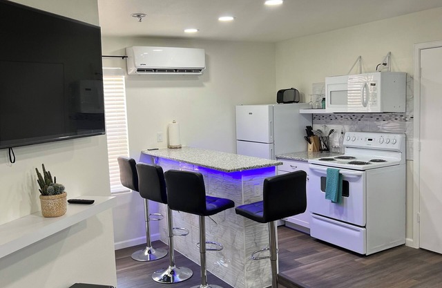 Charming 2-bedroom condo in wonderful Albuquerque with WiFi, AC.
