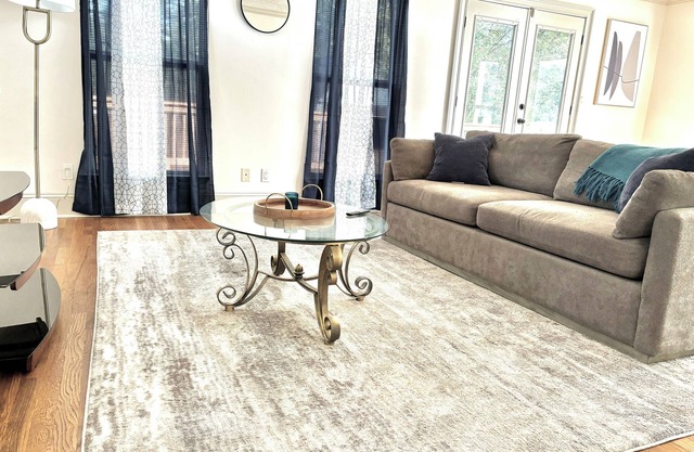 Charming 2-bedroom house in College Park with WiFi and AC, near the Airport.