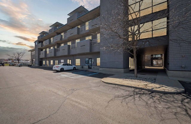 Charming 2-bedroom condo in Grand Haven. 5 Minute Walk to Downtown!