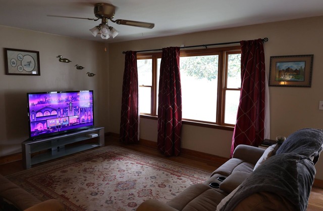 Charming 2-bedroom house in superb Guntersville with AC, WiFi, carport & deck.