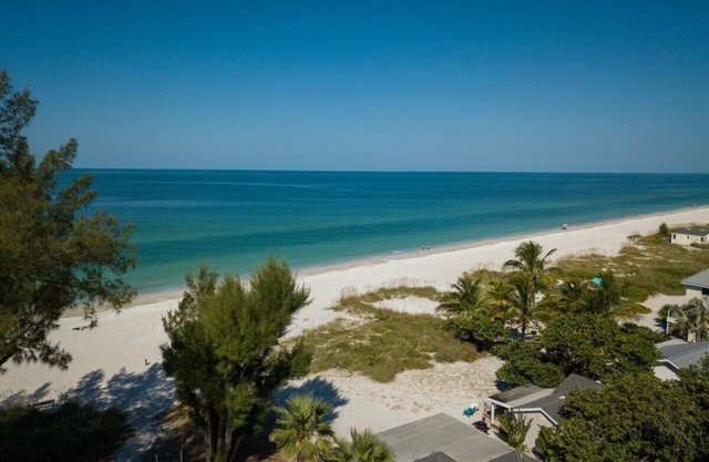 Charming 2-bedroom condo with WiFi, AC in serene Holmes Beach Walk to the beach