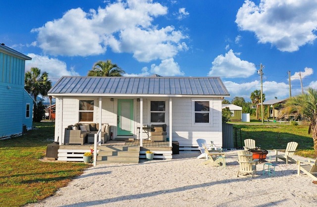 Charming 2-bedroom house in peaceful Mexico Beach -GORGEOUS sunsets