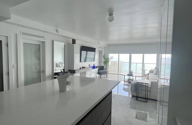 Charming 2-bedroom apartment with WiFi and fitness room in marvelous Miami Beach