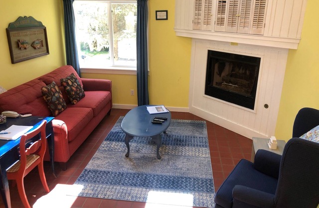 Charming 2-bedroom, 2 bath condo in awesome New Buffalo!