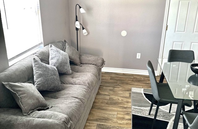 Charming 2 bedroom house in New Orleans with WiFi, AC, & patio area for smokers