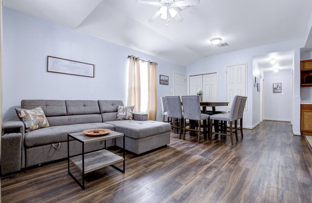 Charming 2-bedroom apartment with WiFi and AC in delightful San Antonio