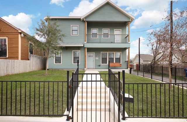 Charming 2-bedroom house in brilliant San Antonio with WiFi, AC