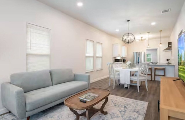 Charming 2-bedroom house in wonderful San Antonio with AC
