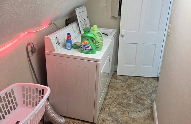 Charming 2-bedroom duplex in brilliant Springfield with AC