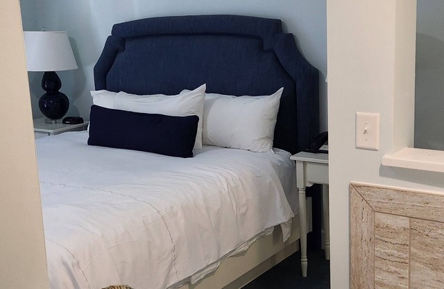 Charming 2-bedroom condo in quaint Williamsburg with fitness room, WiFi