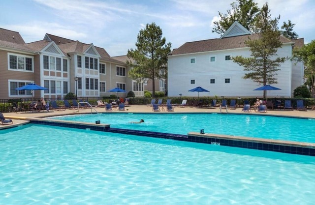 Charming 2-bedroom townhome in fabulous Williamsburg with AC, WiFi, fitness room