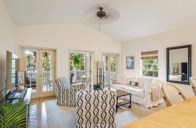 Charming 2-bedroom villa in pleasant Vero Beach with fitness room, AC